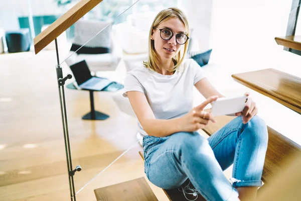 Media Longitud Retrato Mujer Rubia Atractiva Gafas Con Estilo Pasar —  Fotos de Stock