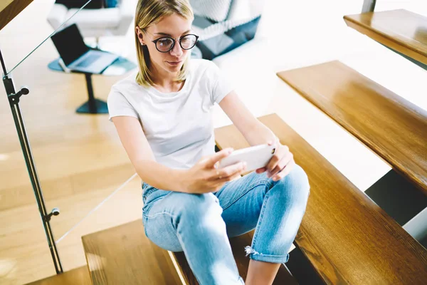 Mulher Loira Bonita Nova Óculos Elegantes Lendo Notícias Rede Social — Fotografia de Stock