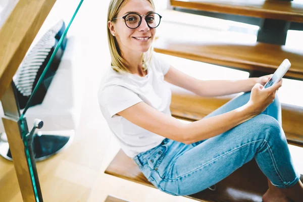 Retrato Atractiva Mujer Rubia Sonriente Gafas Frescas Pasar Tiempo Libre —  Fotos de Stock