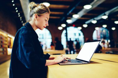 Dizüstü bilgisayarda boş kopya alanı ekran reklam bilgin içerik ile bilgi arama kadın metin yazarı. Genç kadın cafede oturan sırasında Web sitesinden dosya indirme