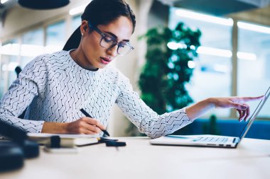 Web sayfasından dizüstü bilgisayar, Netbook Office uygulaması kullanarak gelir accountings iç yapım profesyonel idari işler müdürü planlama başlangıç için fikir belirterek dalgın iş kadını