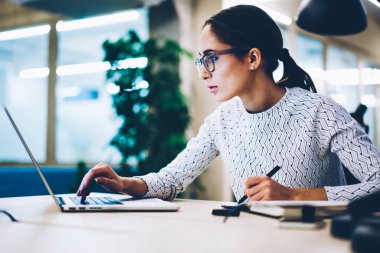 Mali rapor için dosya indirme netbook, çalışma sırasında Eyewear koru vizyon için dizüstü bilgisayar web sayfasında, işkadını rezervasyon yapmak bilgi okuma ciddi bayan Sekreter