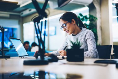 Dizüstü bilgisayar, netbook uygulama için accountings kullanarak iş proje planlama ofisinde çalışan kadın işçi hakkında bilgi tarama deyimi yazma profesyonel kadın Yöneticisi