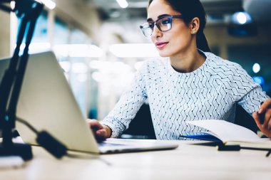 Yayını masaüstü, kadın Sekreter ofis çalışma sürecinde düzenleme netbook üzerinde posta kontrol başlangıçta planlama için araştırma yapma dizüstü bilgisayar üzerinden okuma deneyimli iş kadını