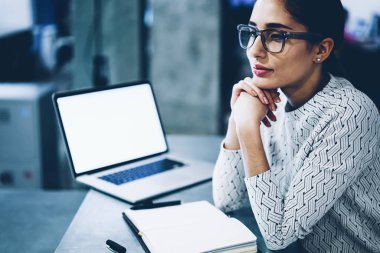 Sahte ekranı, düşünceli işkadını başlangıç projesi için fikir hakkında düşünme ile netbook yakınındaki çalışma evinde oturan kapalı gün hakkında rüya gözlük düşünceli kadın ofis müdürü