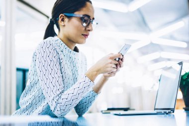 Kurumsal e-posta yolu ile smartphone, kadın Sekreter hücresel ağ Ziyaretçi yorumları kontrol etmek için kullanarak istemcilere geri bildirimleri gönderme gelir mesaj okuma dalgın kadın idari işler müdürü