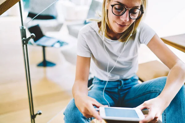 Imagen Recortada Atractiva Persona Femenina Positiva Gafas Con Estilo Viendo —  Fotos de Stock