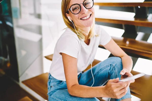 Ritratto Splendida Donna Successo Con Occhiali Vista Che Diverte Durante — Foto Stock