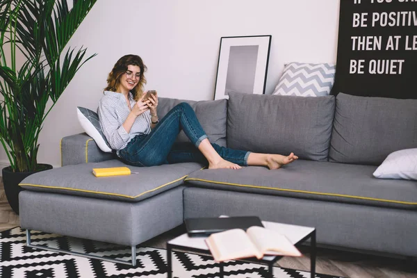 Jovem Feliz Desfrutando Tempo Livre Casa Deitado Sofá Elegante Confortável — Fotografia de Stock