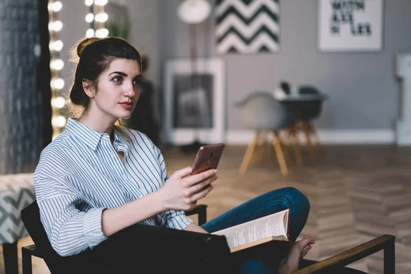 Linda Amante Jovem Inteligente Livro Ponderando Sobre Notificação Recebida Smartphone — Fotografia de Stock