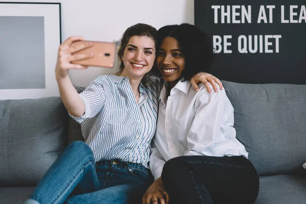 Dva Multikulturní Šťastný Bloggerů Objímaly Usmívá Přední Kameru Takže Selfie — Stock fotografie