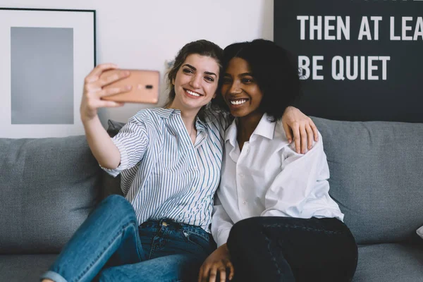 Happy Kavkazské Mladá Žena Objímala Afroamerické Nejlepší Přítel Tvorbu Selfie — Stock fotografie