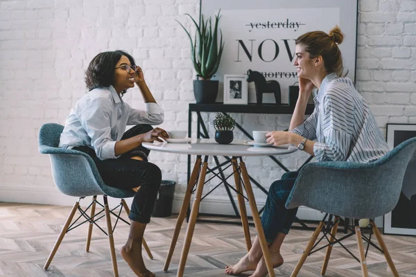 Glücklich Zwei Hipster Mädchen Miteinander Kommunizieren Leckeren Kaffee Trinken Stilvollen — Stockfoto