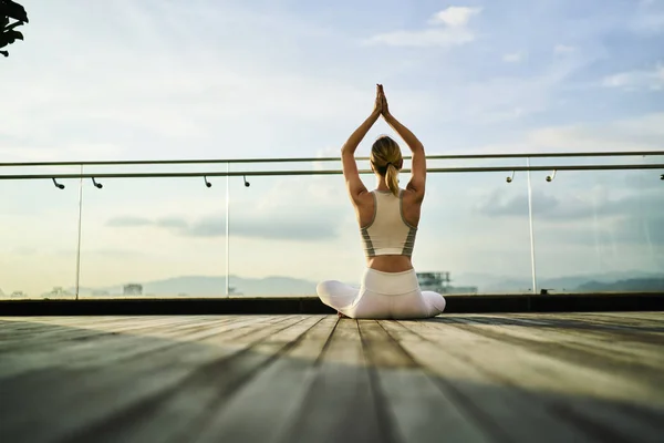 Lugn Unga Idrottskvinna Fritidskläder Som Sitter Pose Yoga Träning Byggnad — Stockfoto