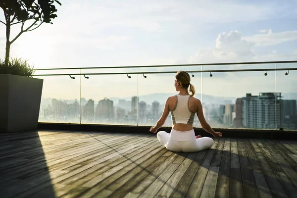 Rückansicht Eines Jungen Mädchens Mit Perfekter Körperform Das Sich Fit — Stockfoto