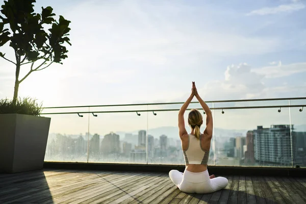 Задний Вид Женщины Активном Износе Воссоздавая Время Медитации Поддержание Физической — стоковое фото