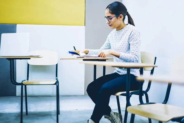 Koncentrovaná Inteligentní Studentka Sedí Stolu Učebně Příprava Zkoušku Univerzitě Chytrá — Stock fotografie