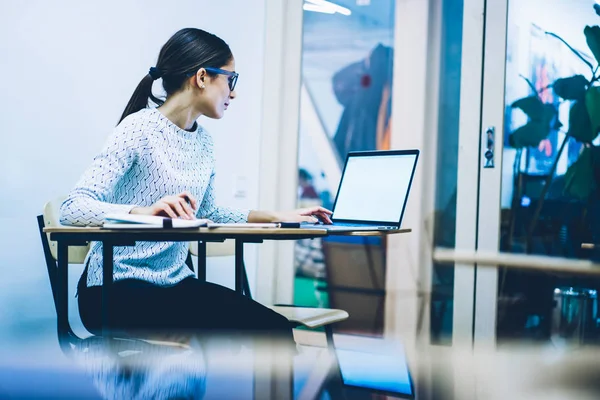 영리한 노트북 컴퓨터 온라인 강좌를 Autodidactic에서 작업에 정보를 스크린으로 Netbook에 — 스톡 사진