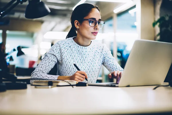 Mujer Negocios Profesional Serio Tomando Nota Información Las Redes Navegación — Foto de Stock