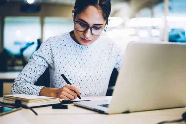 Nadenkend Vrouwelijke Administratief Directeur Plan Voor Project Schrijven Kladblok Zit — Stockfoto