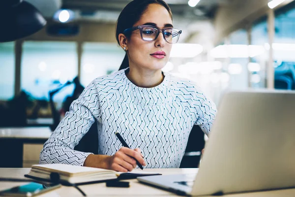 Professionella Kvinnliga Administrativ Chef Läser Finansiella Nyheter Webbplatsen Sitter Vid — Stockfoto