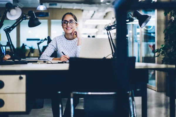 Dizüstü bilgisayar ile çalışma evinde oturan, Office proje planlama yaparken tatil hakkında rüya profesyonel iş kadını gülümseyen verimli iş başarılı kadın yönetici memnun