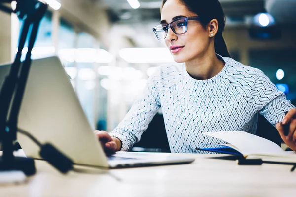 Ervaren Zakenvrouw Lezen Publicatie Laptopcomputer Onderzoek Voor Opstarten Desktop Vrouwelijke — Stockfoto