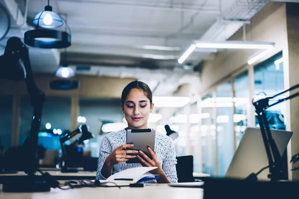 Profissional Empregado Feminino Ficar Escritório Horas Extras Lendo Informações Sobre — Fotografia de Stock