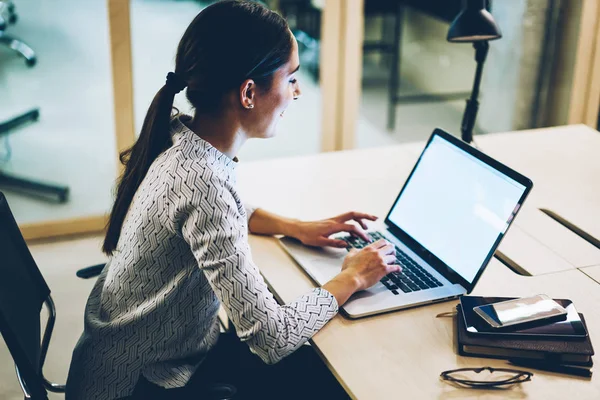 Geschoolde Copywriter Keyboarding Laptopcomputer Met Mock Scherm Voltooien Van Publicatie — Stockfoto