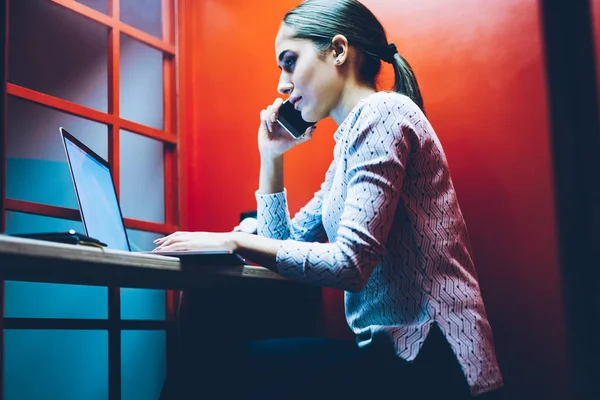 Female Entrepreneur Calling Helpline Fixing Bag Connection Teleconference Laptop Computer — Stock Photo, Image