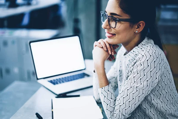 Ler Drömmande Kvinnlig Anställd Tänker Semester Medan Spendera Tid Office — Stockfoto