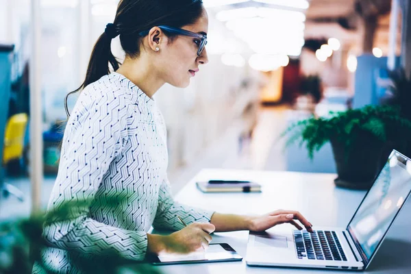 Professionelle Managerin Der Klinikplanung Für Besucher Mit Anwendung Auf Laptop — Stockfoto