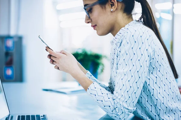 Gerente Escritório Feminino Qualificado Usando Celular Para Envio Mensagens Verificação — Fotografia de Stock