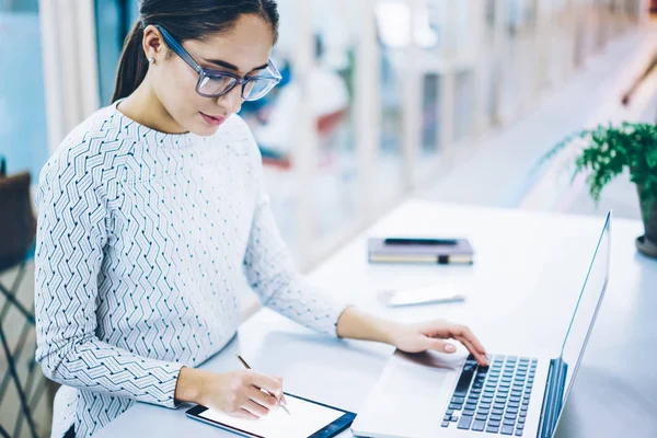 Ervaren Vrouw Secretaris Ondertekenen Van Documenten Touchpad App Synchroniseren Met — Stockfoto