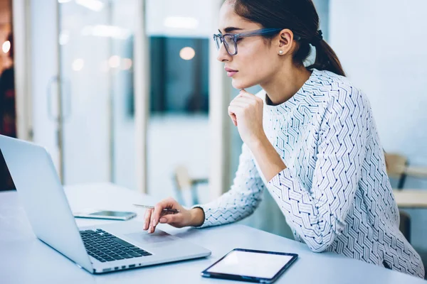 Fundersam Kvinnlig Manager Kontrollera Updation Webbsida Övervakning Nyheter Bärbar Dator — Stockfoto