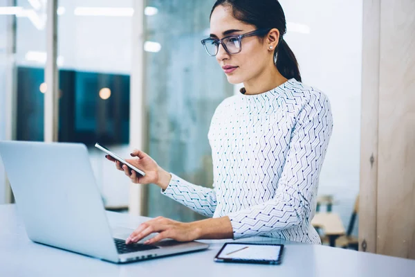 Gerente Femenina Seria Que Hace Pago Línea Vía Computadora Portátil —  Fotos de Stock