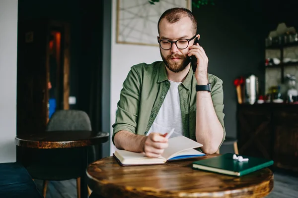 Przemyślane Hipster Facet Ulubiona Kawiarnia Mężczyzna Siedzi Brodaty Student Okularach — Zdjęcie stockowe