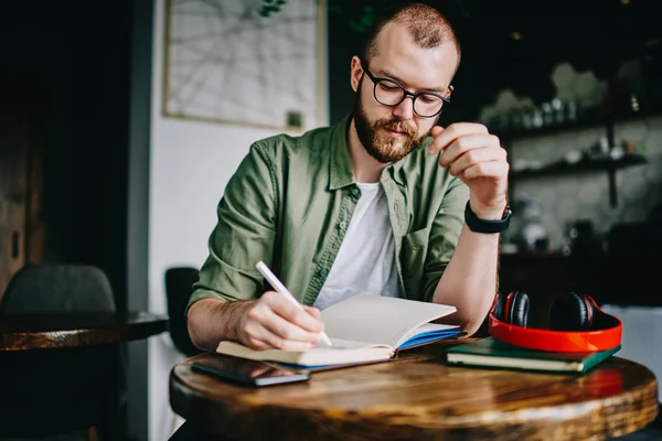 Bello Sguardo Giovane Giornalista Occhiali Parlando Intervista Incontro Utilizzando Applicazione — Foto Stock