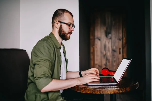 Gut Aussehende Männliche Studenten Online Einkaufen Mit Neuen Modernen Laptop — Stockfoto