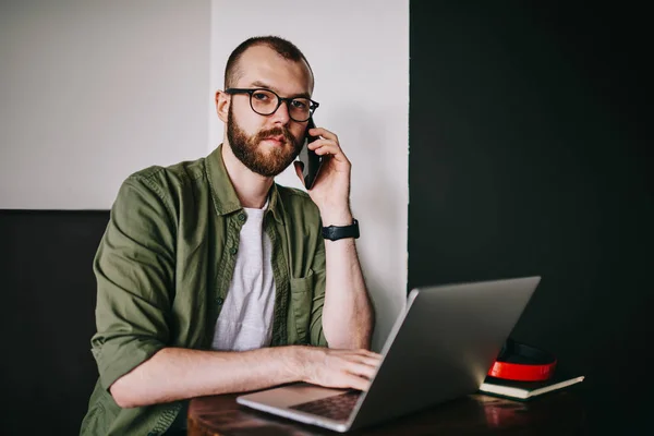 Portrett Hipsterfyren Sittende Universitetskafeteriaen Studere Ved Hjelp Nye Elektroniske Apparater – stockfoto