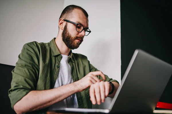 Ung Kjekk Mann Som Sjekker Tiden Smartingen Sin Mens Han – stockfoto