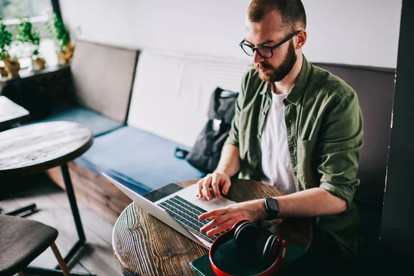 Jovem Designer Assistindo Tutorial Line Usando Novo Laptop Moderno Enquanto — Fotografia de Stock