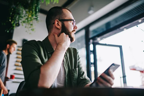 Tânăr Caucazian Atent Uitându Parte Timp Stau Restaurant Smartphone Arata — Fotografie, imagine de stoc