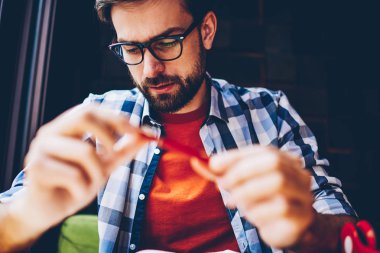 Çalışmak için Vizyon Düzeltme alanı coworking optik gözlük dalgın sakallı genç adam. Kahve dükkanı iç oturma rahat şık gömlek giymiş konsantre hipster adam