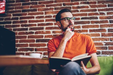 Düşünceli sakallı erkek blogger tarafından bakarım ve yayın için yaratıcı fikir üzerinde düşünme eller içinde not etmek ile. Düşünceli hipster adam coworking sınavı hazırlık sırasında çözüm üzerinde durulması