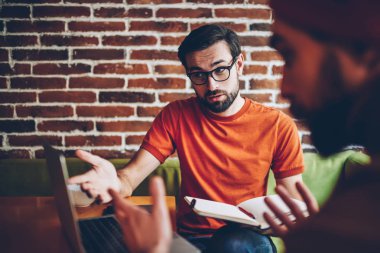 BT uzmanı modern dizüstü cihaz eğitim sırasında program geliştirme iş planını açıklayan Eyewear sakallı. Genç adam bilgisayarda el ile gösterilen bağlı kablosuz 4 g için Internet