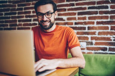 Mutlu erkek blogger ilginç eğitsel online modern dizüstü bilgisayar izlerken heyecanlı. Takipçileri için 4 g bağlı dijital Netbook yeni yayın hakkında sohbet olumlu hipster adam hayran