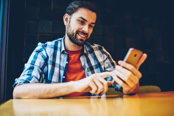 Joven Barbudo Alegre Vestido Con Traje Casual Leyendo Noticias Divertidas — Foto de Stock