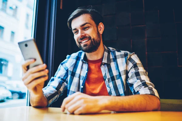 Успешный Бородатый Молодой Человек Отправляет Сообщения Онлайн Чате Современном Смартфоне — стоковое фото