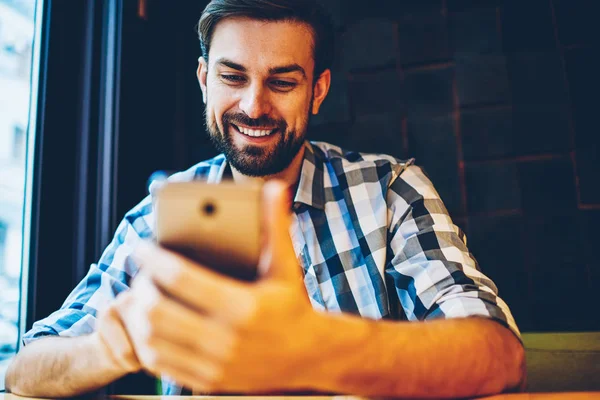Blogueiro Masculino Positivo Conversando Line Smartphone Conexão Internet Sentado Coffee — Fotografia de Stock